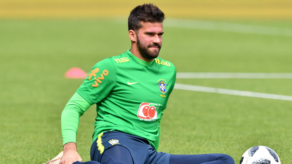 Alisson durante un entrenamiento con Brasil. (AFP)