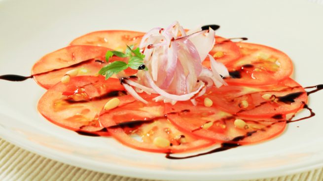 Carpaccio de tomate con almendras