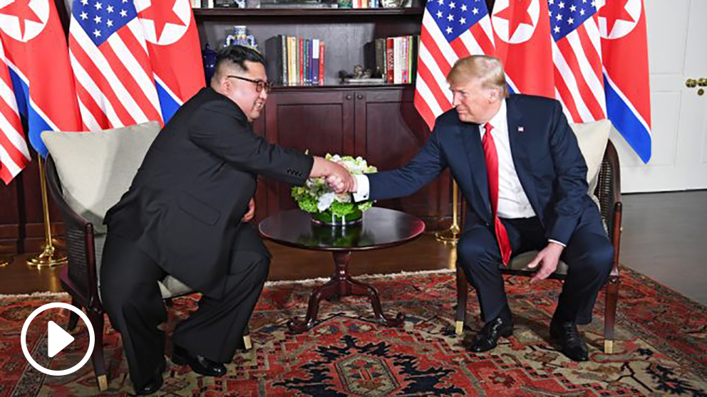 Kim Jong-un y Donald Trump se estrechan la mano en un encuentro histórico. (Foto: AFP)