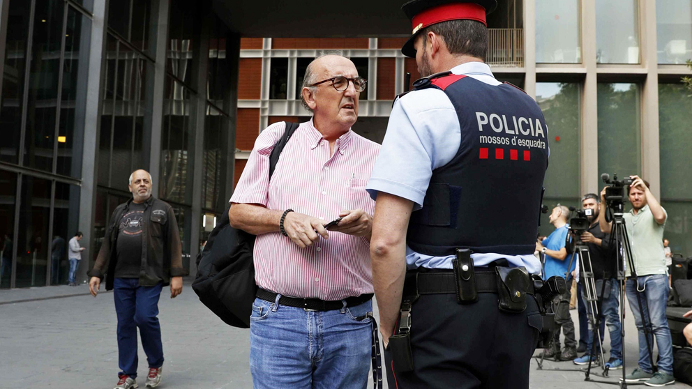 Jaume Roures conversa con un Mosso d’Esquadra ante la sede de Mediapro. (Foto: EFE)