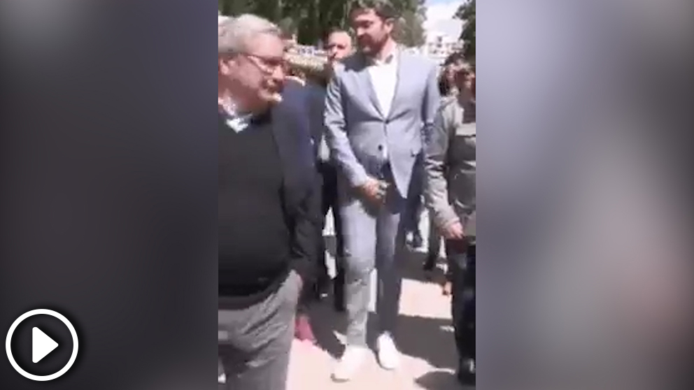 Màxim Huerta llevándose la mano a sus testículos durante la Feria del Libro de Madrid