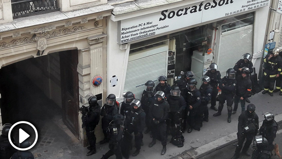 La Policía dispuesta a intervenir en el inmueble de París donde un «loco» ha tomado rehenes.