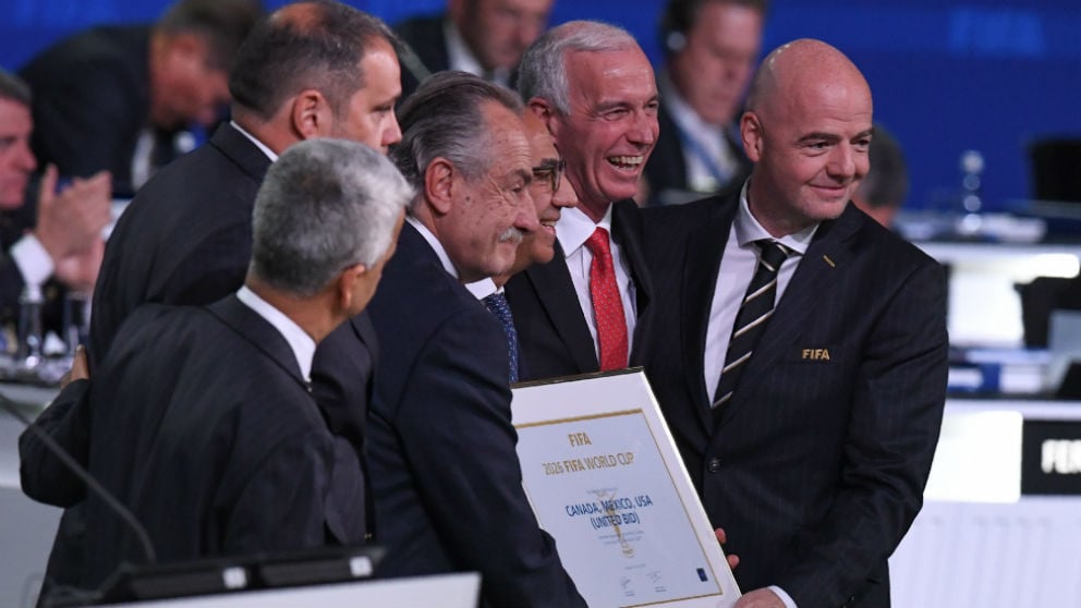 Infantino, presidente de FIFA, junto a los representantes de la candidatura de México, Canadá y Estados Unidos al Mundial 2026. (AFP)