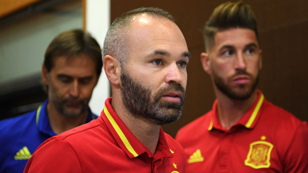 Andrés Iniesta, Sergio Ramos y Julen Lopetegui. (AFP)