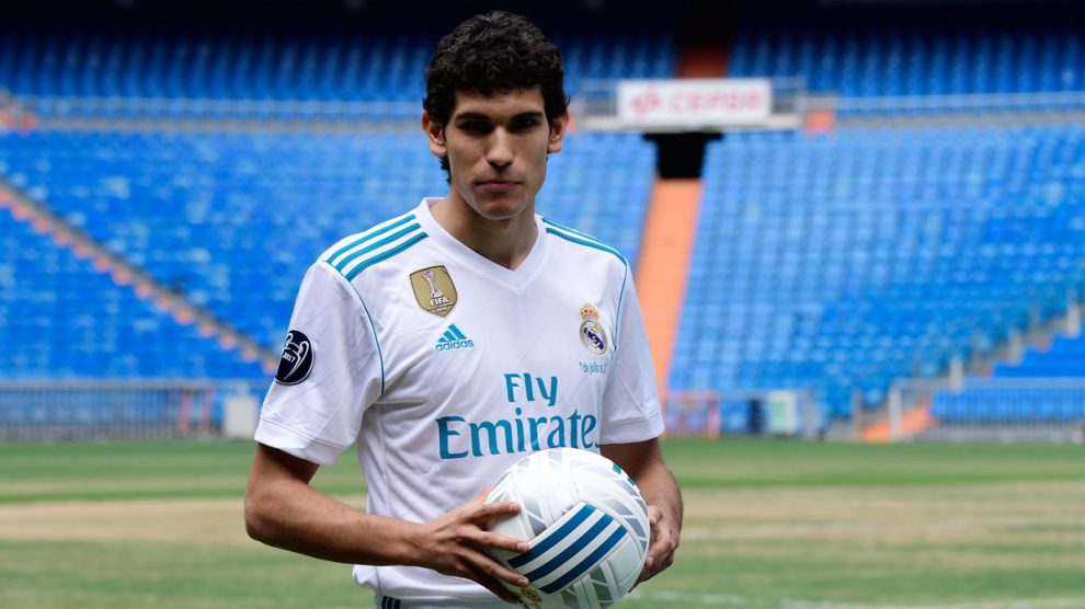 Jesús-Vallejo,-durante-su-presentación-como-nuevo-jugador-del-Real-Madrid-el-verano-pasado-(AFP)
