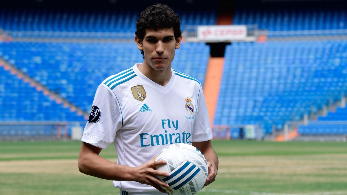 Jesús-Vallejo,-durante-su-presentación-como-nuevo-jugador-del-Real-Madrid-el-verano-pasado-(AFP)