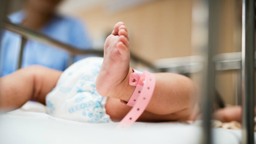 Le amputan una pierna a un recién nacido por un despiste de una enfermera