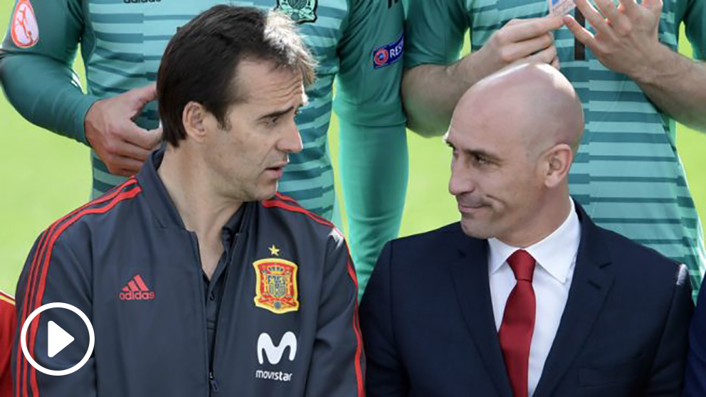 Luis Rubiales junto a Julen Lopetegui, en la foto oficial de la selección española. (AFP)