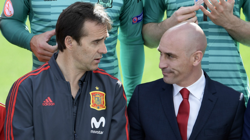 Luis Rubiales junto a Julen Lopetegui, en la foto oficial de la selección española. (AFP)