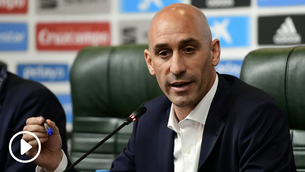 Luis Rubiales atiende a los medios de comunicación. (AFP)