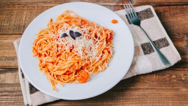 Receta de espaguetis con salchichas fácil de preparar