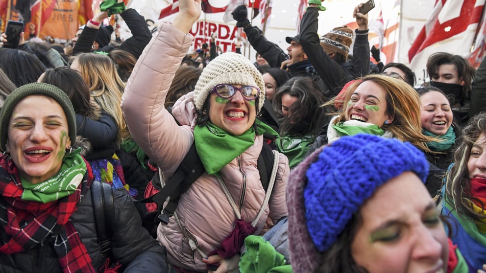 Celebración en las calles de Argentina de la despenalización del aborto. (Foto: AFP)