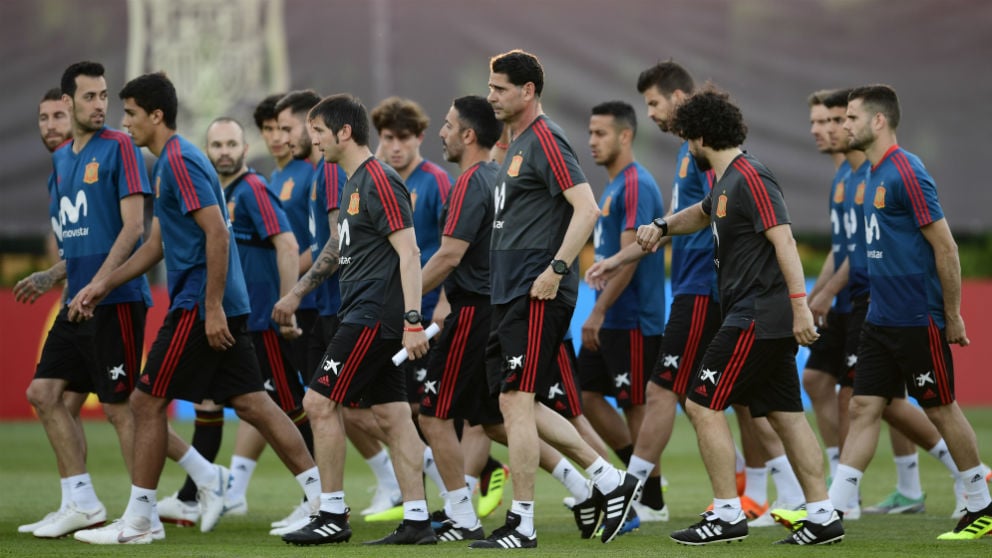 Hierro dirige su primer entrenamiento como seleccionador español. (AFP)