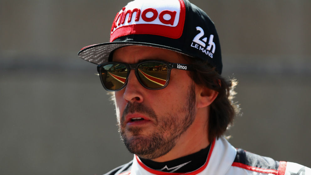 Fernando Alonso, contento con la victoria en Silverstone. (Getty)