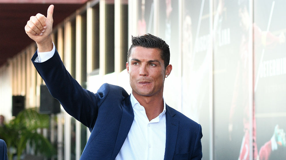 Cristiano Ronaldo saluda a sus seguidores. (Getty)