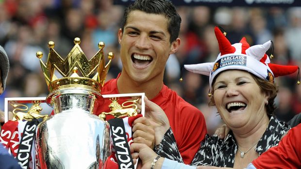 Cristiano Ronaldo junto a su madre en la etapa del jugador en Manchester