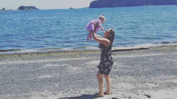 Operan de urgencia a una bebé para poder extraerle de la boca ¡pelos de