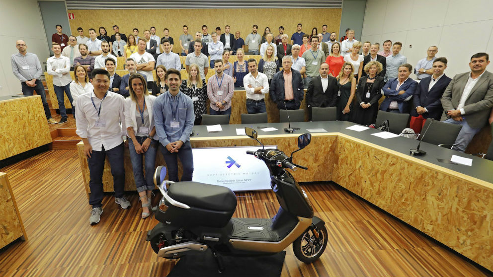 Los integrantes de Next Electric Motors tras presentar el modelo (Foto: Next)