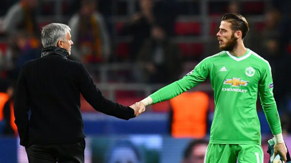 Mourinho y De Gea se saludan tras un partido del United.
