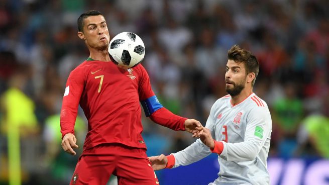 Cristiano Ronaldo y Piqué pelean por un balón (Getty).