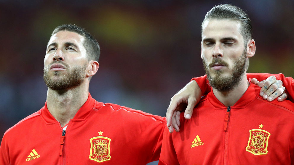 Sergio Ramos y De Gea durante el himno de España. (Getty)