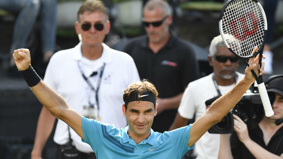 Roger Federer celebra su triunfo en semifinales de Stuttgart. (AFP)