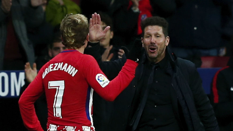 Antoine Griezmann y el Cholo Simeone celebran un gol. (Getty)