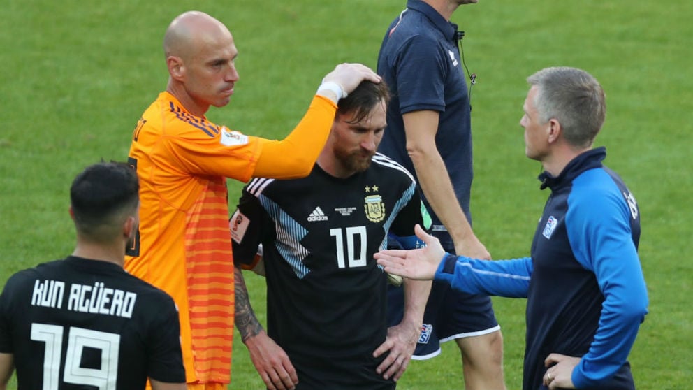 Los compañeros de selección consuelan a Leo Messi. (Getty)