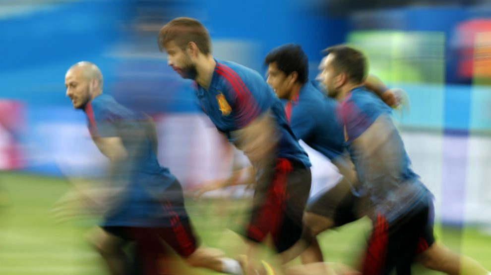 Gerard Piqué, en pleno sprint en un entrenamiento de la selección española. (AFP)