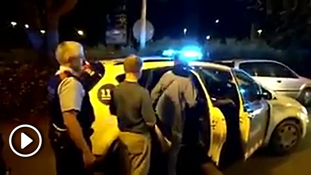Los Mossos retienen a tres personas que retiraban lazos amarillos y símbolos independentistas en un pueblo del Maresme, en Cataluña.