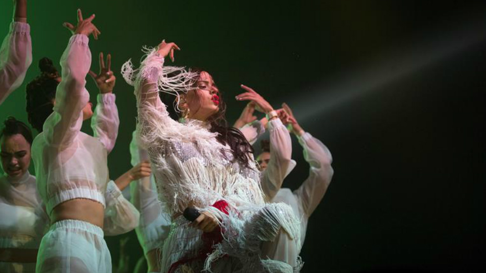 La cantante Rosalía durante su actuación en la segunda jornada del festival de música Sónar, que este año cumple su 25 aniversario y que se celebra hasta el próximo domingo en Barcelona. Foto: EFE