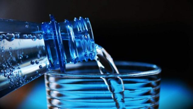 ¿Cuál es el porcentaje de agua en el cuerpo humano?