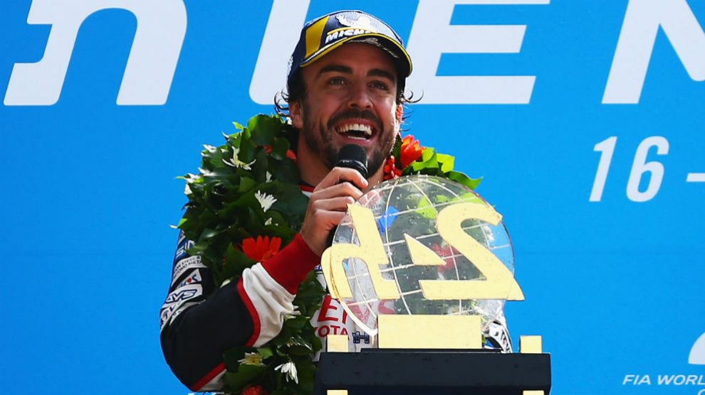 Fernando Alonso, feliz tras ganar las 24 horas de Le Mans. (Getty)