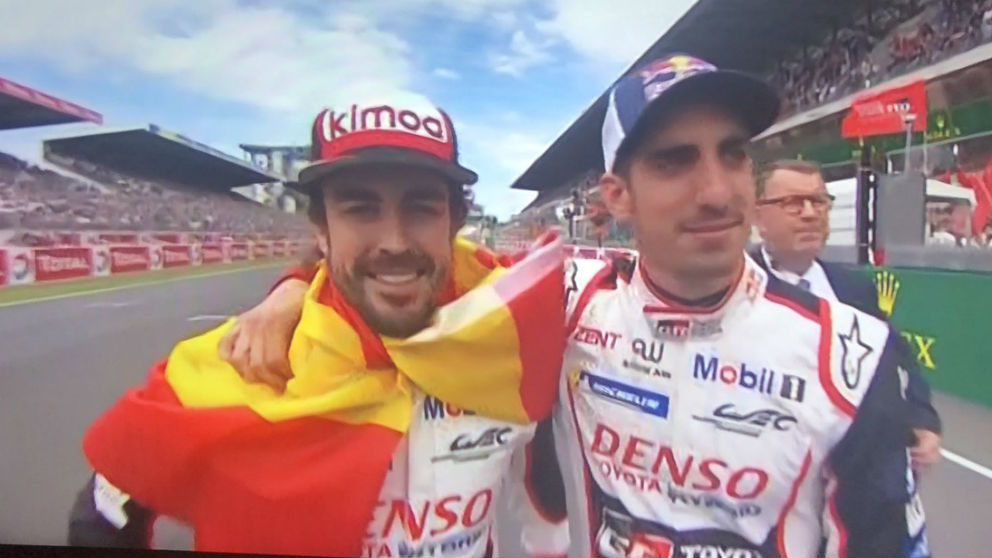 Fernando Alonso celebró la victoria en Le Mans con la bandera de España.