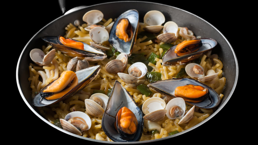 Receta de fideuá con almejas y mejillones fácil de preparar
