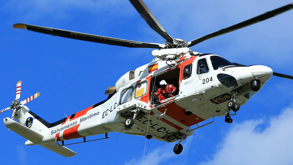 El ‘Helimer 204’ de Salvamento Marítimo en una misión de rescate en el Mediterráneo.