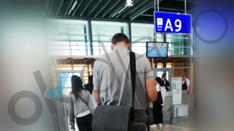 Iñaki Urdangarin en la puerta de embarque del aeropuerto de Ginebra este domingo. (Foto: Fernando Ramos)