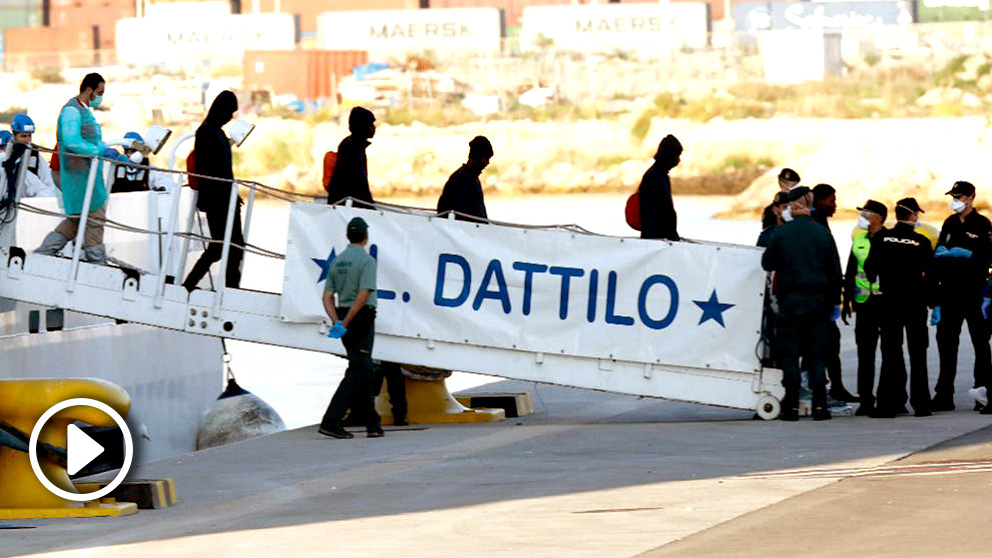 Inmigrantes bajando del ‘Aquarius’ (Foto: Efe).