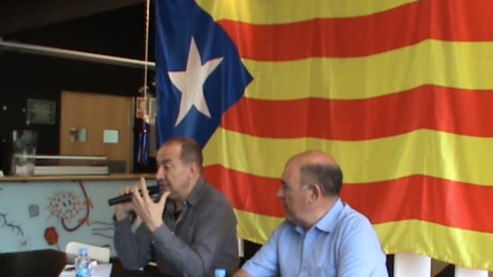 El director de TV3, Vicent Sanchis (izquierda), ante una gran estelada en una charla organizada por la ANC.