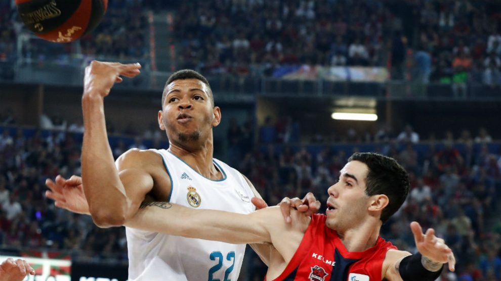 Walter Tavares dominó con mano de hierro la pintura en Vitoria. (EFE)