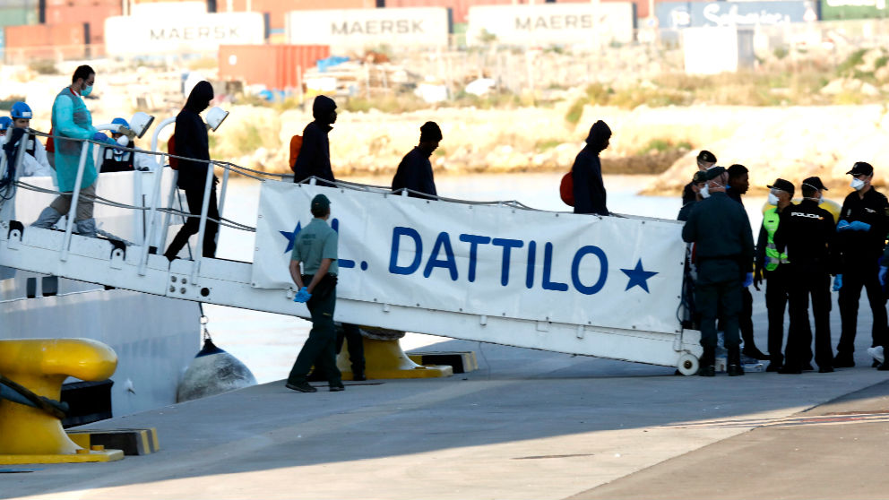 Inmigrantes del ‘Dattilo’ desembarcando (Foto: Efe).