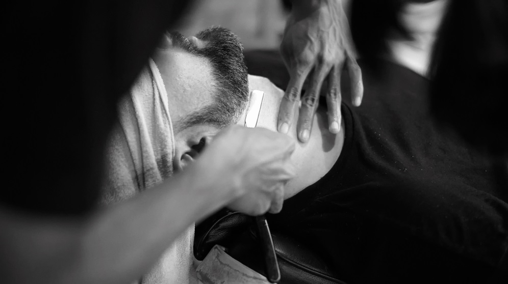 Cómo afeitarse con navaja paso a paso y de forma eficaz