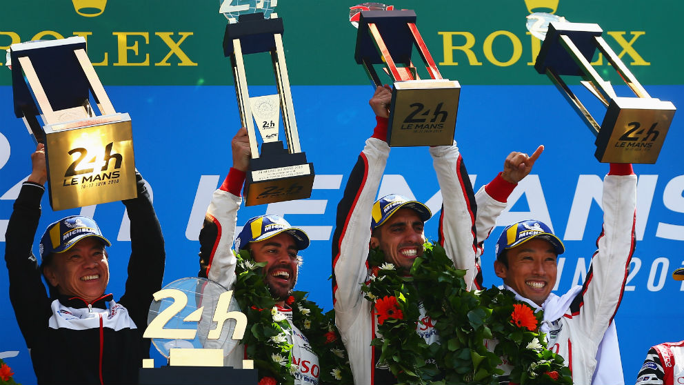 Fernando Alonso, en el podio de Le Mans junto a sus compañeros.
