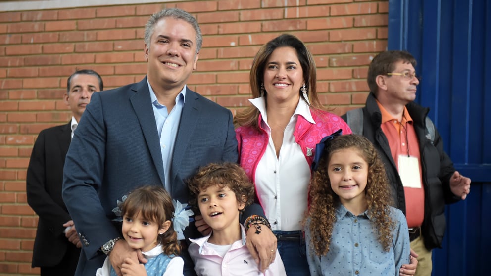 Iván Duque, presidente de Colombia, junto a su familia. (Foto: AFP)