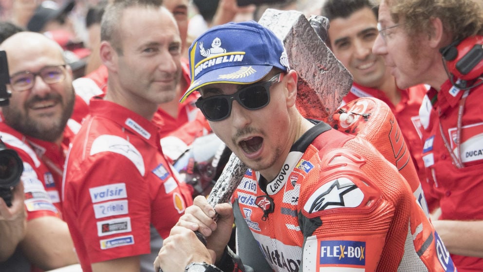 Aunque se encuentra a 49 puntos de distancia del liderato, Jorge Lorenzo todavía puede pelear por ser campeón del mundo este año con la Ducati. (Getty)