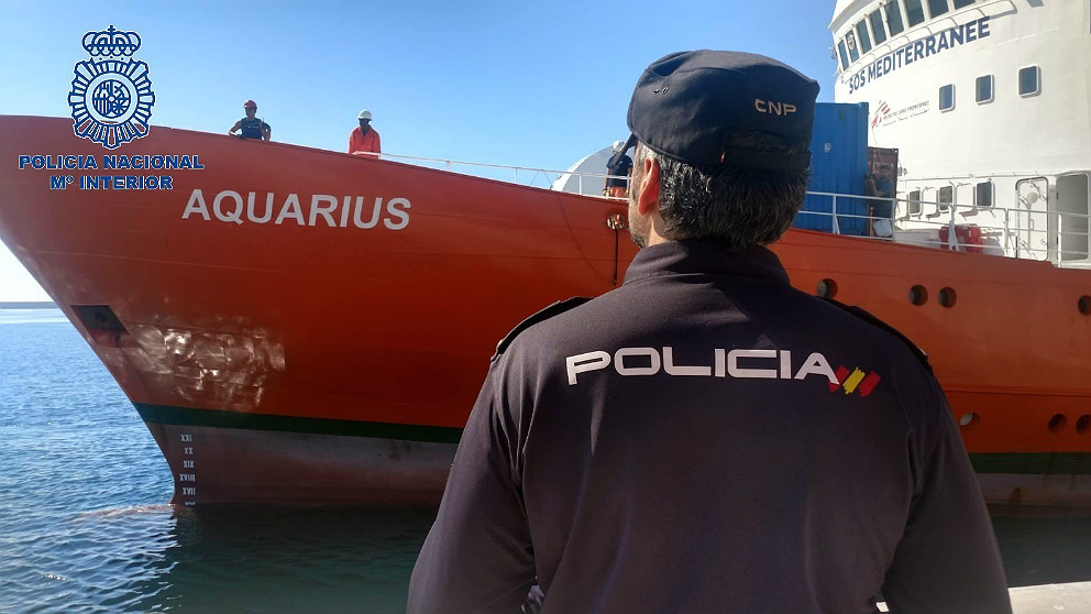 Un policía, en el dispositivo de acogida a los inmigrantes del ‘Aquarius’, en el puerto de Valencia. (EP)