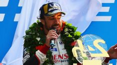 Fernando Alonso disfruta de su triunfo en las 24 horas de Le Mans.