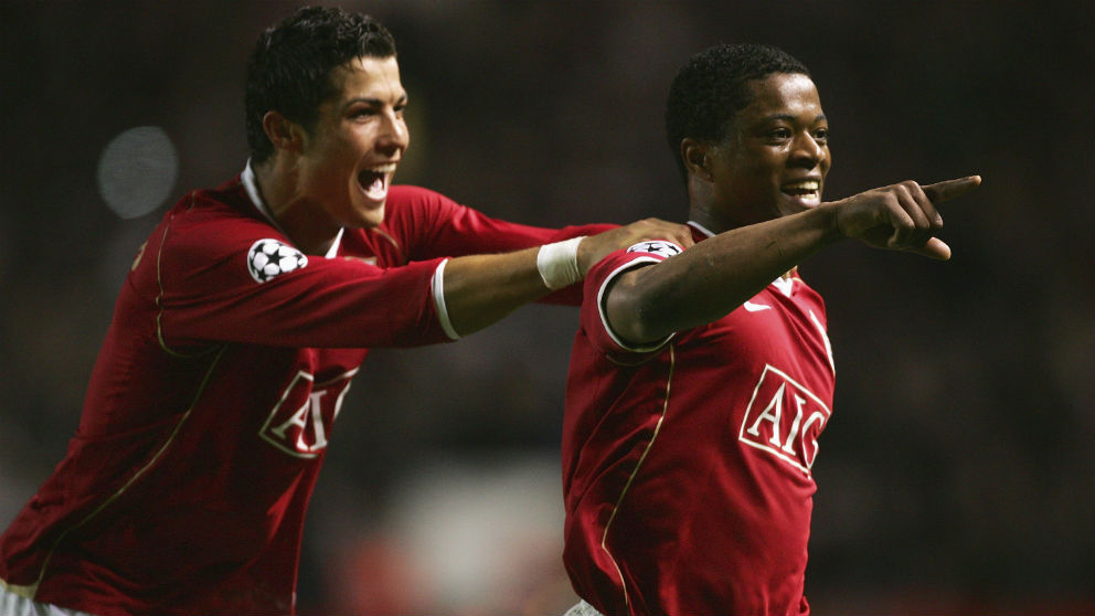 Cristiano Ronaldo y Patrice Evra celebran un gol en el Manchester United. (Getty)