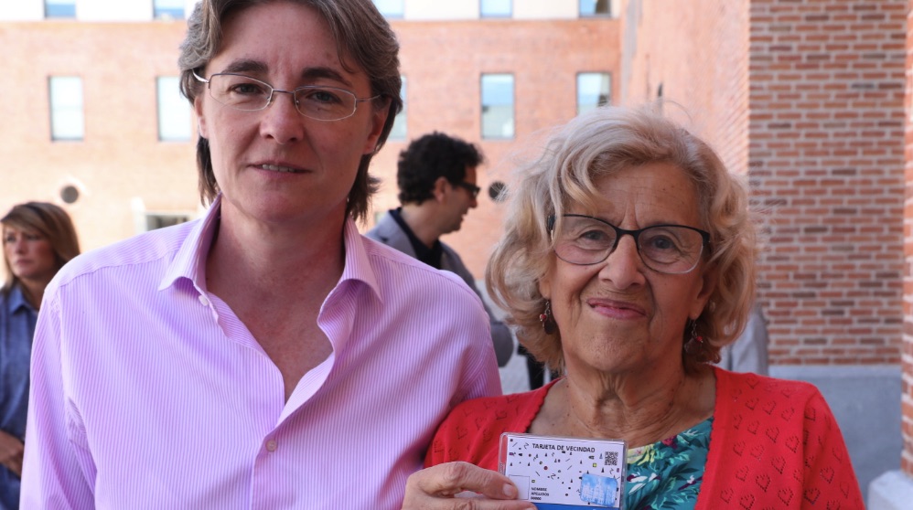 Marta Higueras y Manuela Carmena con la nueva Tarjeta. (Foto. Madrid)