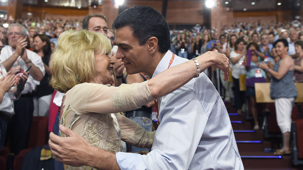 María Teresa Fernández de la Vega y Pedro Sánchez. (Foto: AFP)